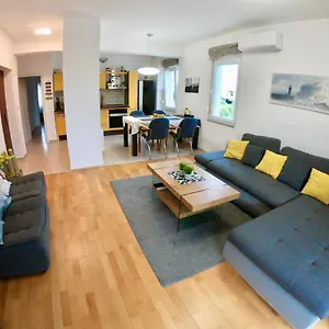 Sunny By The Beach Apartament