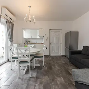 House Niko M With 6 Apartament